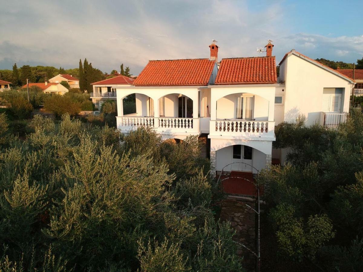 Family House Rebeka Apartman Ugljan Kültér fotó